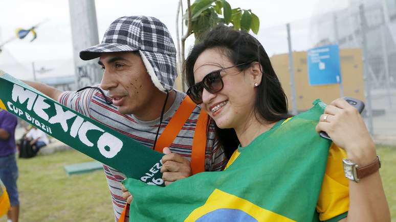<p>Com fantasias, a torcida se reúne nesta terça-feira no Estádio Castelão, em Fortaleza, para assistir ao jogo entre Brasil e México na Copa do Mundo. Além do verde e amarelo, Chaves, Chapolin e mascarados da lucha libre podem ser encontrados por lá</p>