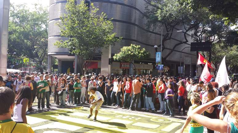 Manifestantes fecham a Praça Savassi