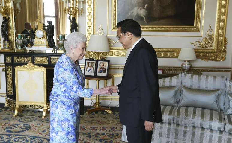 <p>Rainha Elizabeth da Grã-Bretanha recebe o premiê chinês, Li Keqiang no castelo de Windsor, no sul da Inglaterra, em 17 de junho</p>