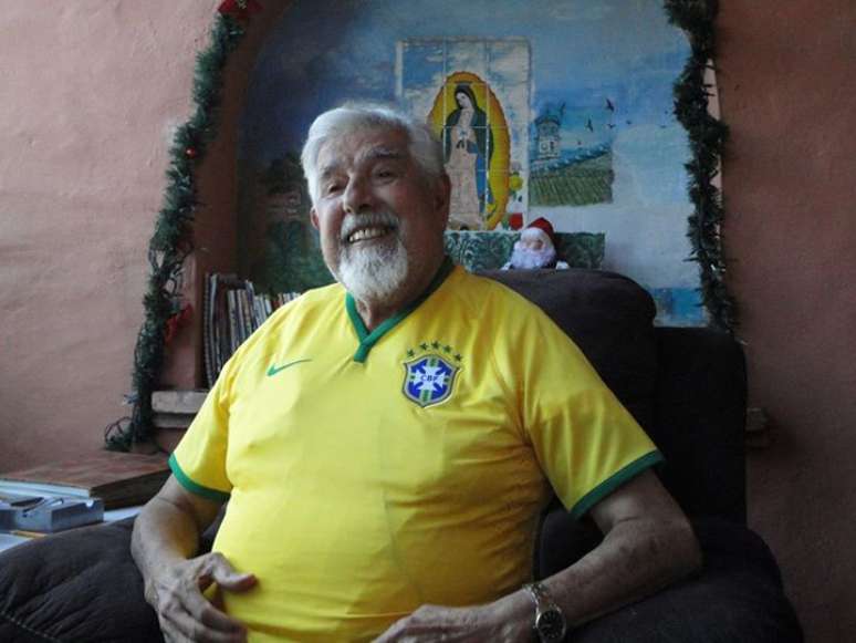 <p>Rubén Aguirre ganhou camisa do Brasil de um fã no México</p>