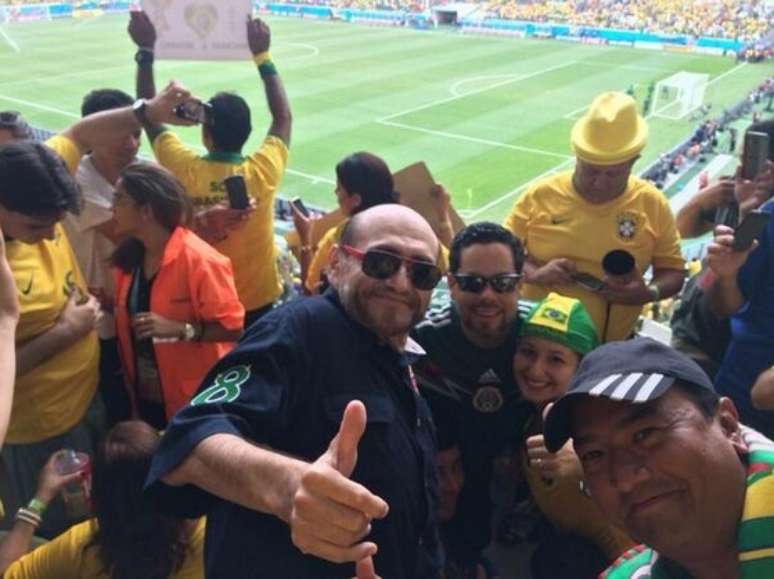 "Seu Barriga" posa para foto com torcedores no Estádio Castelão