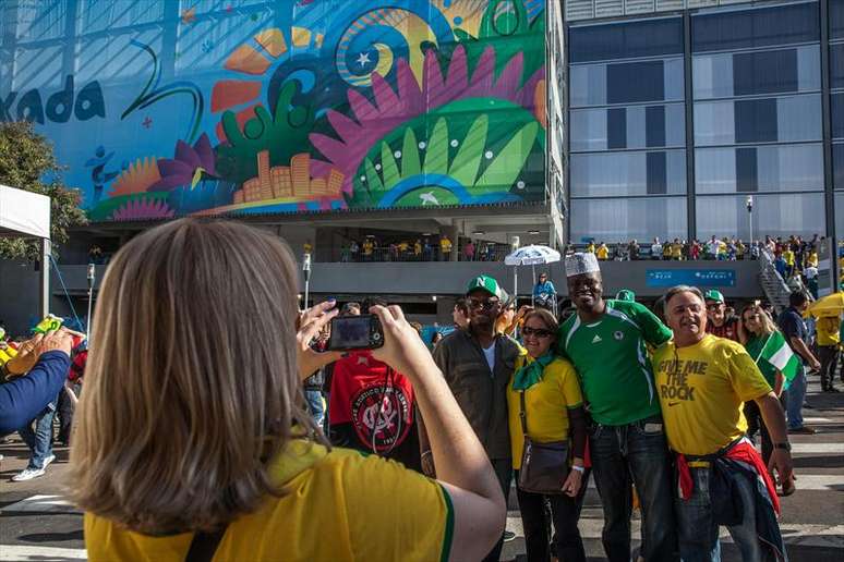 Torcedores tiraram muitas fotos com nigerianos e iranianos na Arena da Baixada