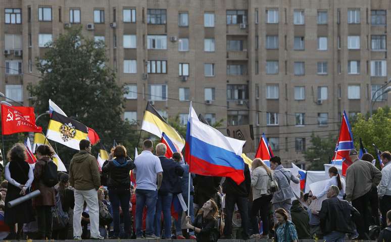 <p>Manifestantes fazem um comício de apoio aos pró-russos que vivem em regiões do leste da Ucrânia, como as auto-proclamadas Repúblicas de Donbass e Lugansk, em Moscou, em 11 de junho</p>