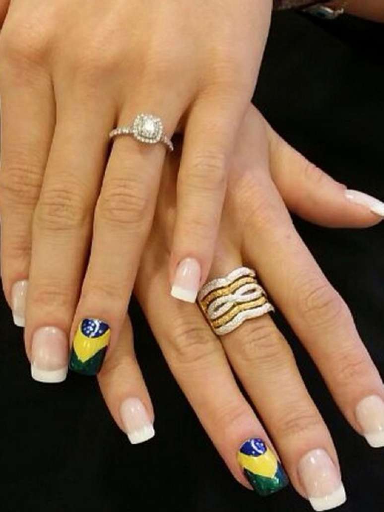 <p>Opção mais delicada, também postada por Biaggi, mostra unhas brancas no estilo francesinha e filha única com a bandeira do Brasil. Trabalho da celebrada manicure de seu salão, Eliane Sampaio</p>