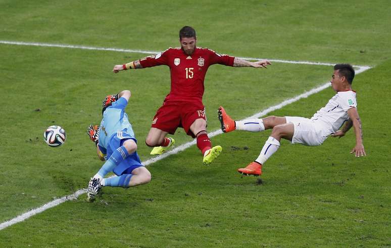 Vargas chuta forte entre Sergio Ramos e Casillas e abre o placar para o Chile no Maracanã