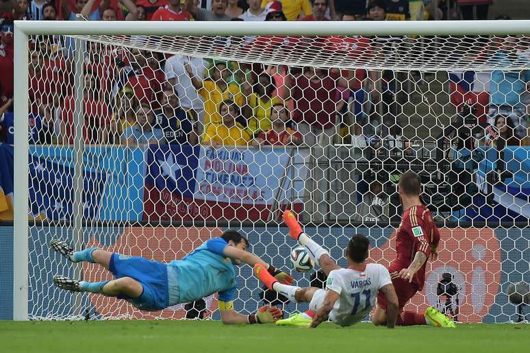 <p>Vargas chuta forte entre Sergio Ramos e Casillas e marca o primeiro da vitória por 2 a 0 do Chile sobre a Espanha no Maracanã.</p>