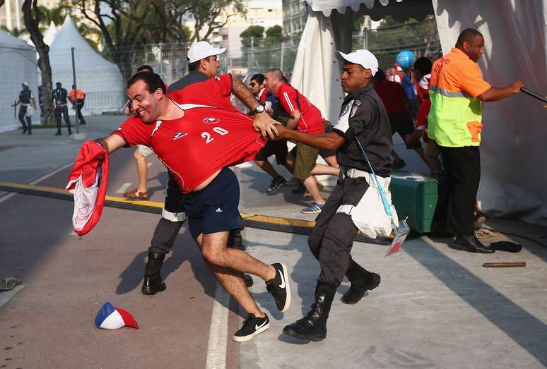 <p>Do lado de fora do estádio, seguranças da Fifa também tiveram que controlar os torcedores chilenos na quarta-feira</p>