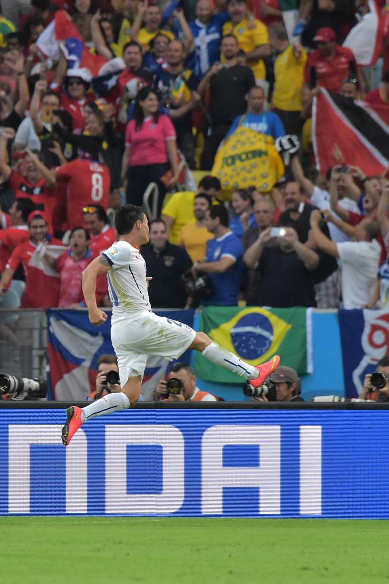 Aranguiz comemora o segundo gol chileno no Maracanã