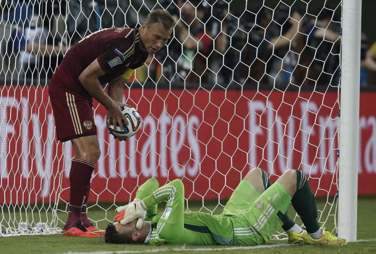Experiente goleiro russo lamenta falha que originou o primeiro gol da partida