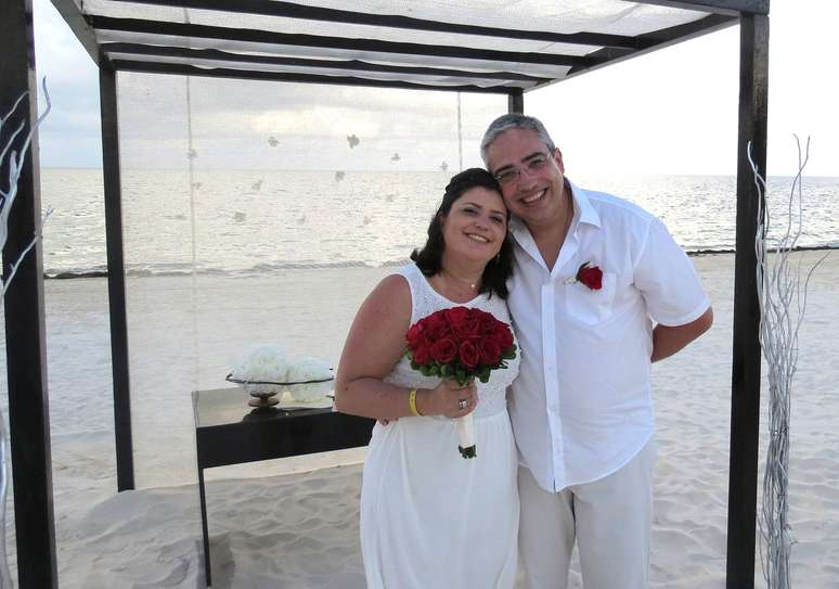 <p>Vinte anos depois de casar com Marcio Carini Couto, a hoteleira Marisa Zamboni decidiu renovar os votos na praia do resort Moon Palace, em julho de 2013</p>