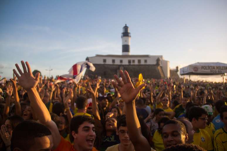 <p>O Farol da Barra, um dos pontos tur&iacute;sticos mais famosos da capital baiana, recebeu dezenas de milhares de torcedores</p>