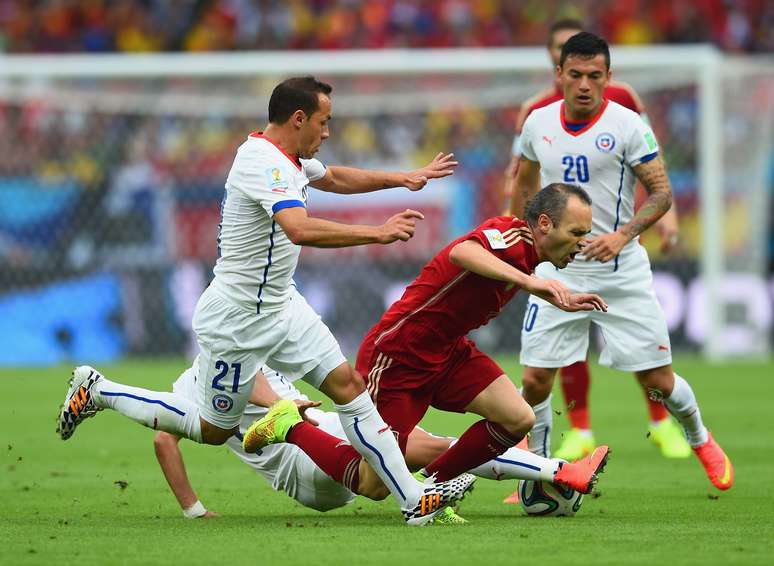 <p>Iniesta foi praticamente o único que manteve o nível alto de atuação da seleção espanhola; ao seu redor, seus colegas sucumbiram</p>