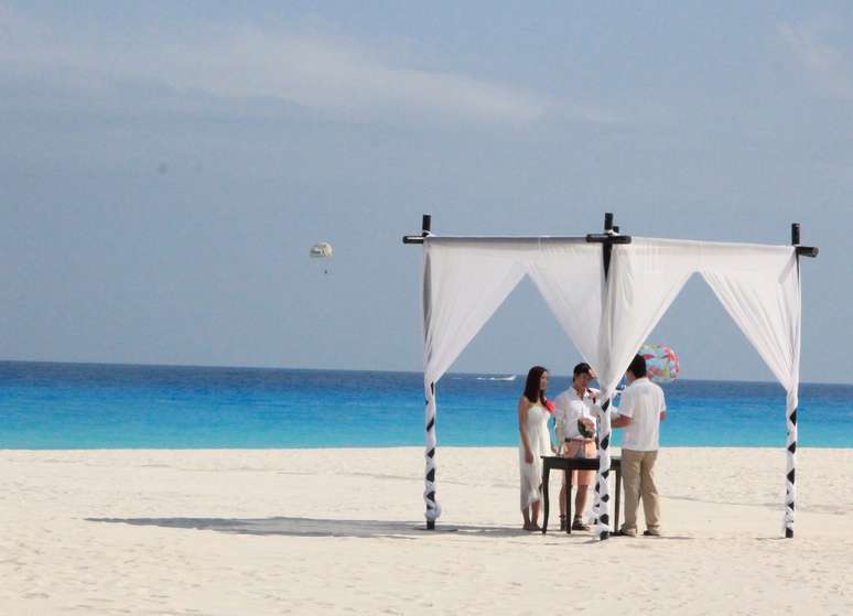 <p>A maioria dos resorts em Cancun oferece um pacote de casamento como um serviço incluso na estada. Para ter uma ideia, enquanto o preço médio de uma diária na região é de R$ 500, o preço para reservar uma data e casar na Paróquia Nossa Senhora do Brasil, em São Paulo, é de R$ 3,5 mil, com espera de dois anos</p>