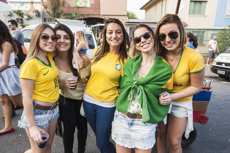 <p>A Vila Madalena, na zona oeste de São Paulo, virou ponto de encontro de torcedores em jogos da Seleção</p>