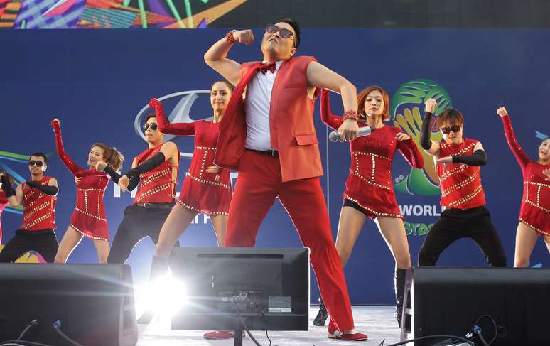 <p>O cantor sul-coreano Psy, que se tornou sensação com o hit <em>Gangnam Style</em>, em 2012, se apresentou durante a exibição pública da estreia da Coreia do Sul contra a Rússia, nesta terça-feira. Em Seul, o público compareceu em peso para prestigiar a seleção sul-coreana e vibrou com os lances do jogo, que terminou 1 a 1</p>