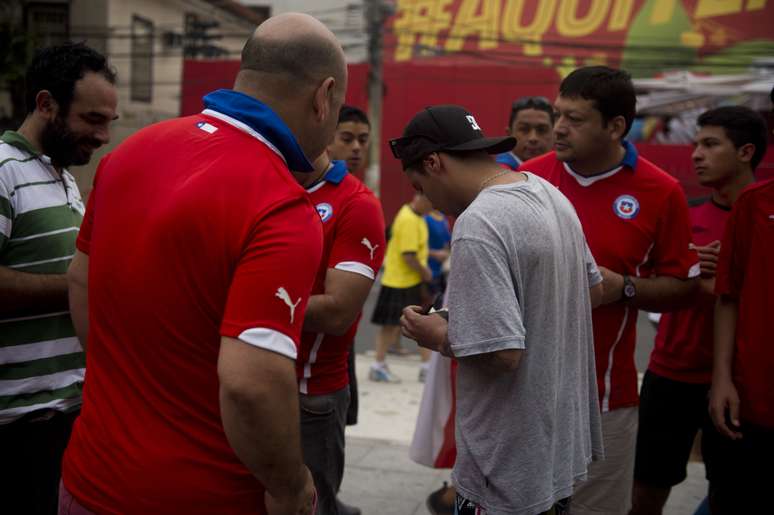 <p>Quatro pessoas foram presas com credenciais falsas para entrar no Maracanã no jogo Espanha x Chile</p>