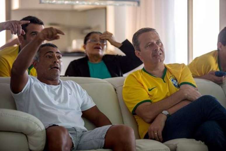 <p>Romário e Eduardo Campos durante a partida da Seleção Brasileira pela segunda rodada da primeira fase da Copa do Mundo; PSB recebeu doações do Santander, que se envolveu em atrito com o governo Dilma</p>