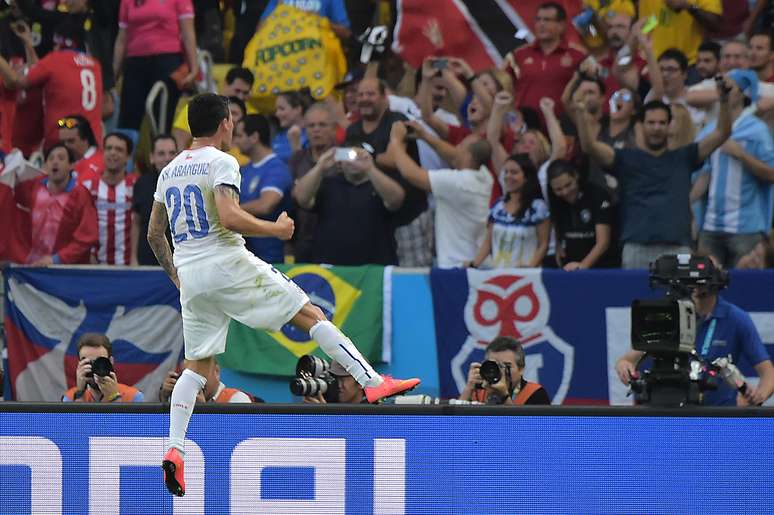 <p>Torcedores do Chile vibram com a vit&oacute;ria de 2 a 0 contra a Espanha, em jogo no Maracan&atilde; nesta quarta-feira. O resultado eliminou a Espanha da Copa do Mundo.</p>