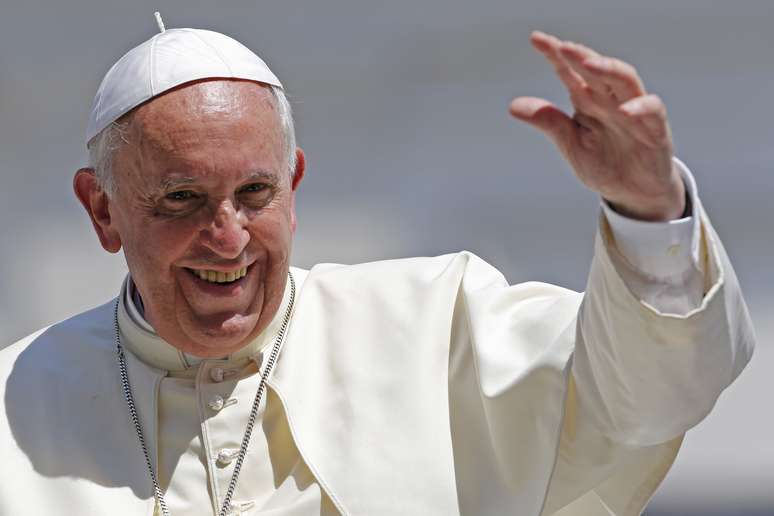 <p>O papa Francisco acena na Pra&ccedil;a S&atilde;o Pedro, no Vaticano. 11/06/2014</p>