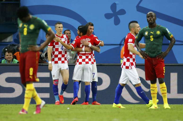 <p>Mandzukic, autor do terceiro e quarto gols da Croácia, comemora com os colegas de equipe ao marcar 4 a 0 contra o time europeu na Arena Amazônia.</p>