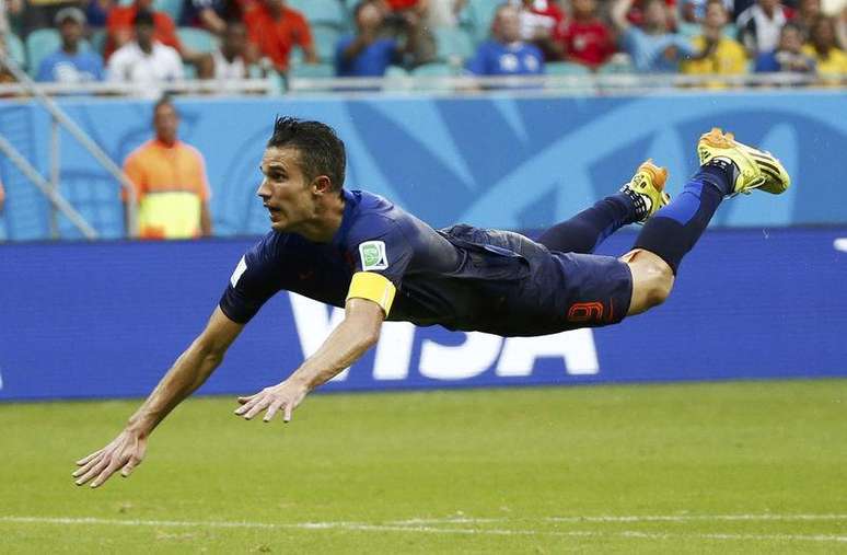 Meia holandês Robin van Persie marca gol contra a Espanha em Salvador. 13/06/2014