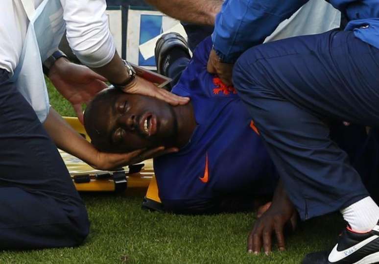 Holandês Martins Indi é retirado de campo após pancada na cabeça.