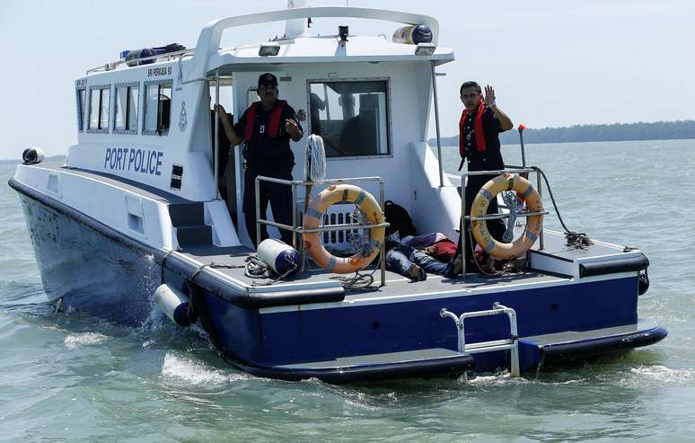 Barco afundou na Malásia com pelo menos cem pessoas a bordo