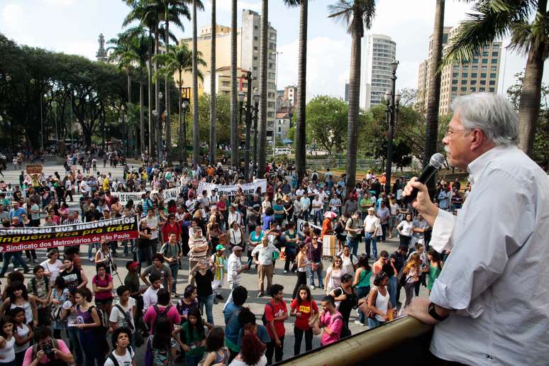 Grevistas fazem ato na praça da Sé