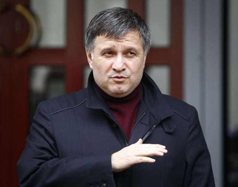 <p>O ministro do Interior da Ucr&acirc;nia, Arsen Avakov, participa de coletiva de imprensa em frente ao escrit&oacute;rio do minist&eacute;rio em Kiev, em 8 de abril</p>