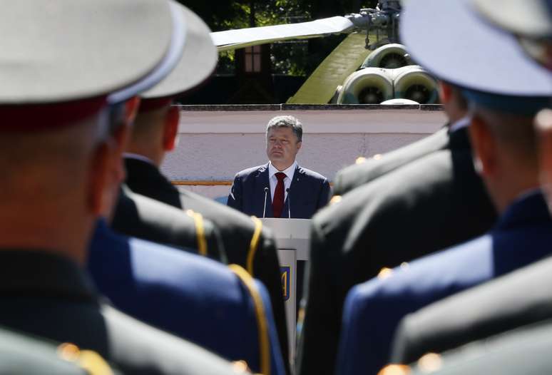 <p>Presidente ucraniano, Petro Poroshenko participa de&nbsp;uma cerim&ocirc;nia de gradua&ccedil;&atilde;o na Universidade Nacional de Defesa da Ucr&acirc;nia, em Kiev, em&nbsp;18 de junho</p>