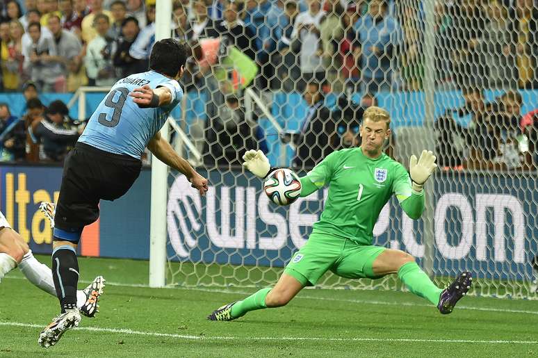 Suárez avança livre após falha da defesa inglesa e chuta forte, sem chances para Hart, marcando 2 a 1 na Arena Corinthians