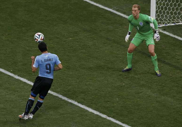 No contra-ataque uruguaio, Cavani cruza da esquerda, Jagielka não corta e Suárez cabeceia com categoria para abrir o placar contra a Inglaterra