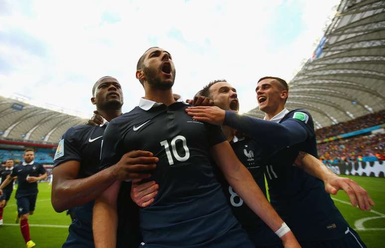 O atacante Benzema comemora gol da seleção francesa sobre Honduras