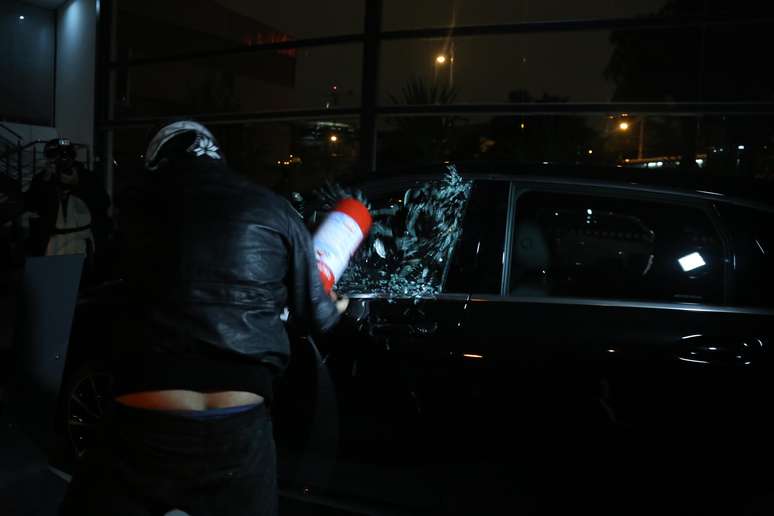 <p>Carros tiveram vidros quebrados e lataria amassada. Um manifestante usou um extintor de incêndio para depredar</p>