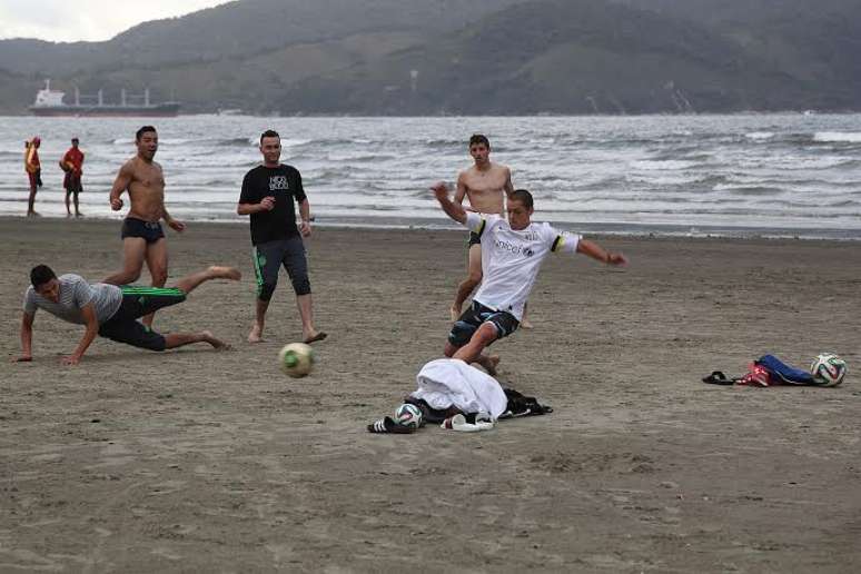Chicharito aproveitou a folga na praia de Santos