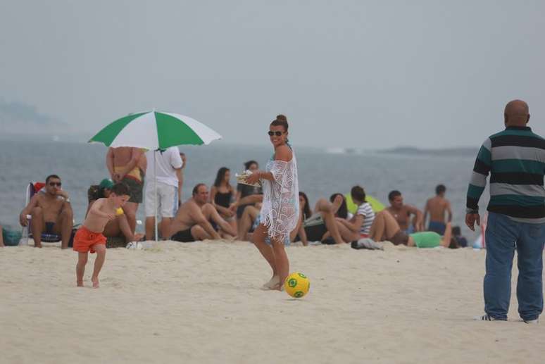 Esposa de Wayne Rooney, Coleen curtiu a praia do Leme, na Zona Sul do Rio de Janeiro, ao lado dos filhos, nesta quinta-feira (19)