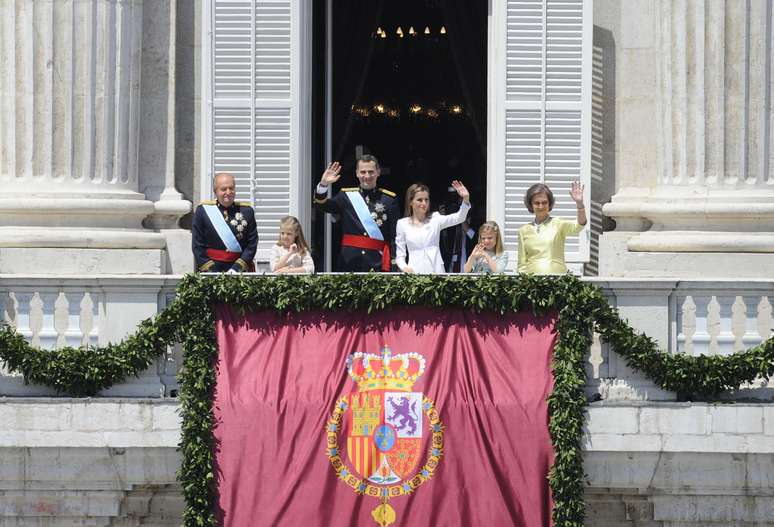 O rei Felipe VI, a rainha Letizia e as princesas Leonor (esq.) e Sofia acenam aos súditos espanhóis da sacada do Palácio do Oriente em Madri