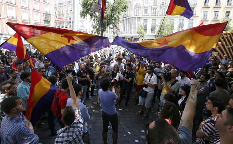 <p>Republicanos fazem manifesta&ccedil;&atilde;o contra a monarquia durante a cerim&ocirc;nia de posse do rei Felipe VI, na Espanha</p>