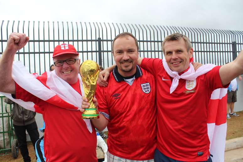 Torcedores ingleses brincam com réplica da taça da Copa do Mundo