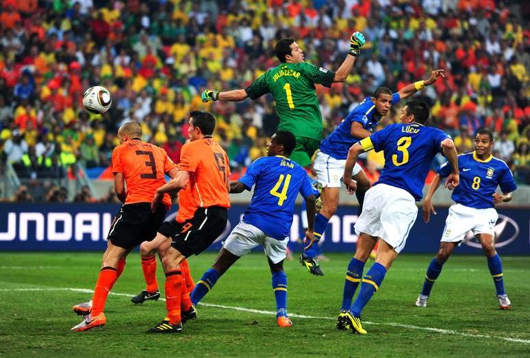 Em partida marcada por falha de Júlio César no segundo gol, Brasil acabou eliminado para Holanda em 2010