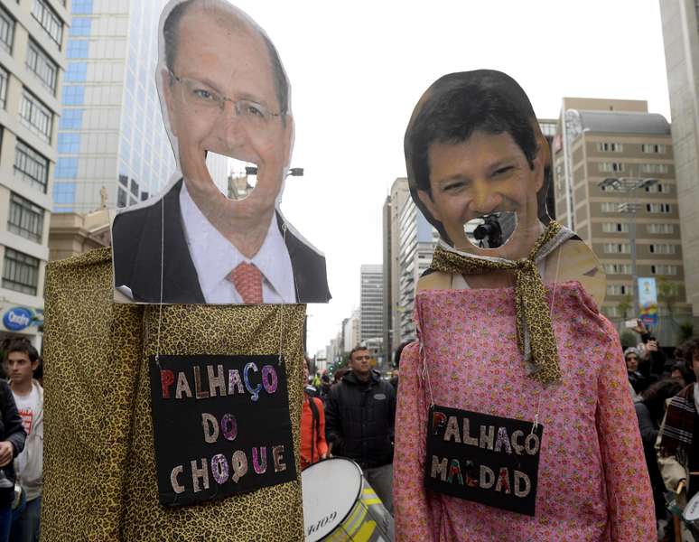 <p>Ato do MPL, que começou em clima de batucada na Paulista, teve bonecões de Alckmin e Haddad</p>