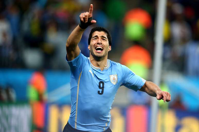 Suárez comemora seu segundo gol na partida, marcando 2 a 1 para o Uruguai contra a Inglaterra
