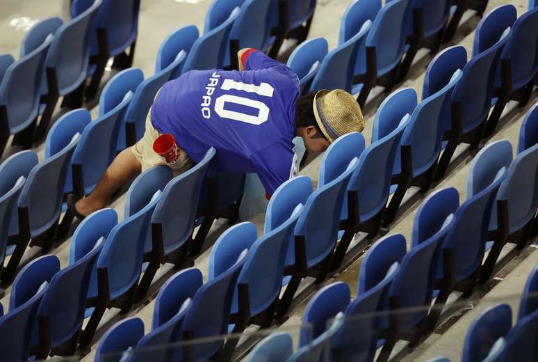 Torcedores do Japão recolhem lixo na Arena das Dunas, em Natal, depois de partida contra a Grécia, pelo Grupo C