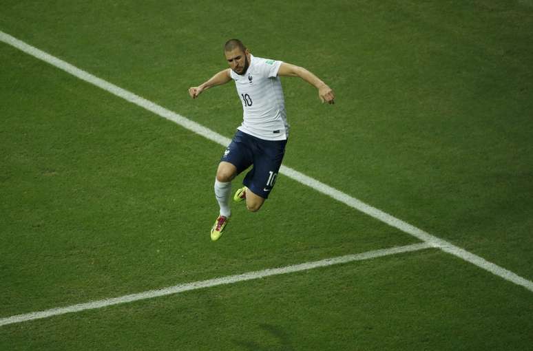 <p>Benzema pula para comemorar o quarto gol francês sobre a Suíça</p>