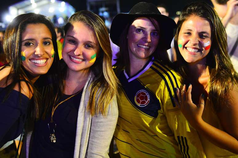 <p>Torcedores de Honduras e Equador fizeram a festa na Fan Fest na praia de Copacabana, no Rio de Janeiro, para acompanhar o jogo das duas seleções; de virada, Equador venceu por 2 a 1 Honduras na noite desta sexta-feira na Arena da Baixada, em Curitiba.</p>