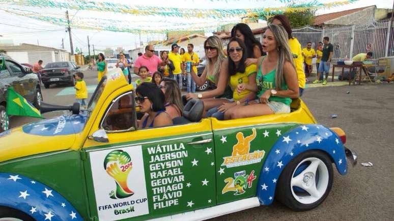 <p>O fusca é usado em todos os dias de jogo do Brasil; o carro sai cheio para uma volta a cada intervalo e ao final da partida</p>