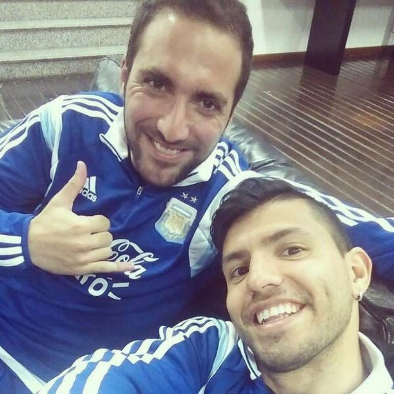 <p>Higuaín e Agüero estão entre os poucos argentinos que ainda não falaram em entrevista coletiva após um mês</p>