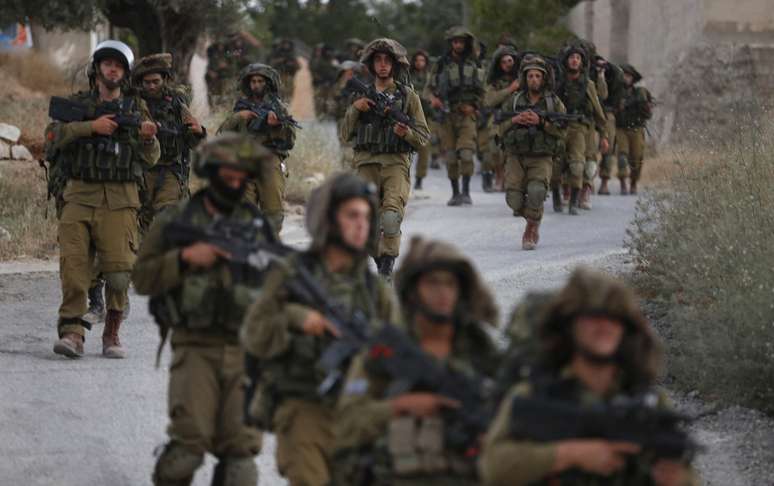 Soldados israelenses participam de operação de buscas na Cisjordânia