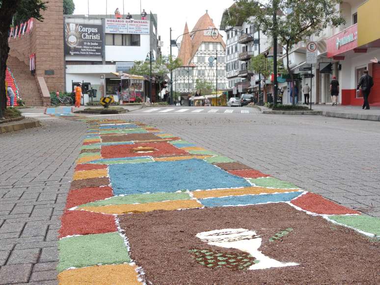 <p>&nbsp;Segundo o padre Raul Kestring, membro par&oacute;quia, cerca de 200 volunt&aacute;rios ajudaram</p>