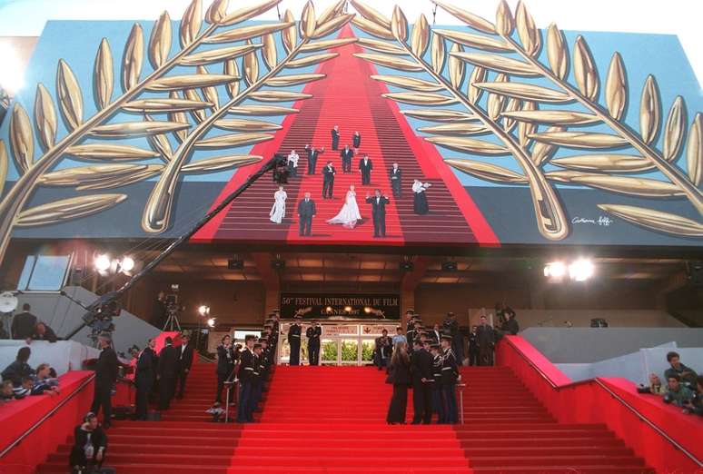 Palácio dos Festivais - Mesmo fora da época do Festival de Cinema de Cannes é possível conhecer o Palácio dos Festivais, onde ocorre a festa. Quem não quiser gastar com a tour pelo Palácio, que custa o equivalente a R$ 12 por pessoa, pode apenas fotografar de fora